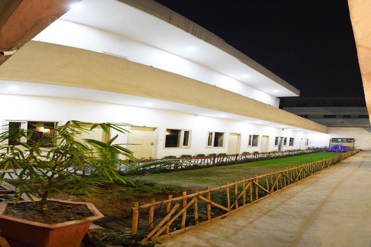 Hotel Palace Amritsar Esterno foto